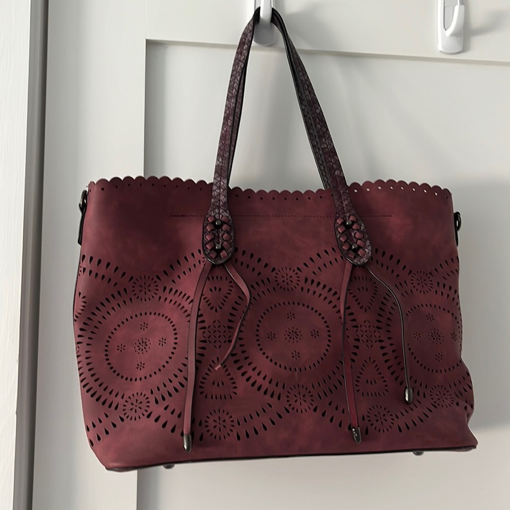Beautifully designed bag with cut out in front. Comes with faux snakeskin pouch